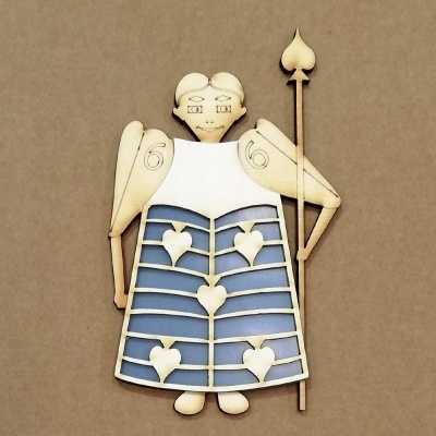 Figura decorativa de rei de espadas em madeira com túnica azul e branca e cetro.