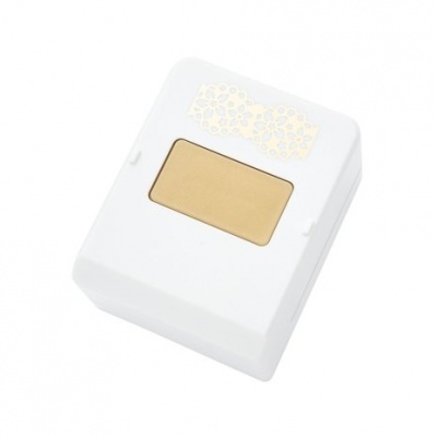 Interruptor elétrico branco com botão dourado e padrão decorativo