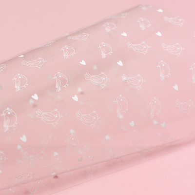 Papel de embrulho transparente com padrão de pássaros e corações brancos