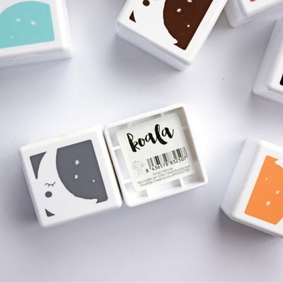 Blocos de jogo quadrados com desenhos de animais e etiqueta com código de barras