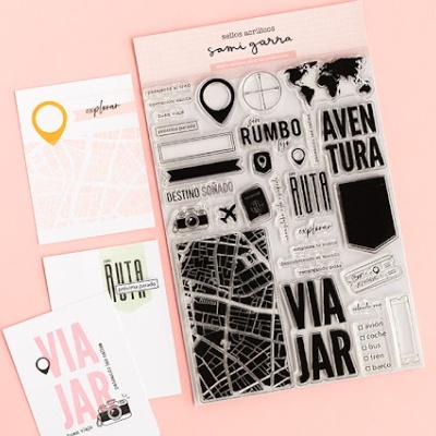 Selos acrílicos de viagem com vários motivos e texto em espanhol num fundo rosa