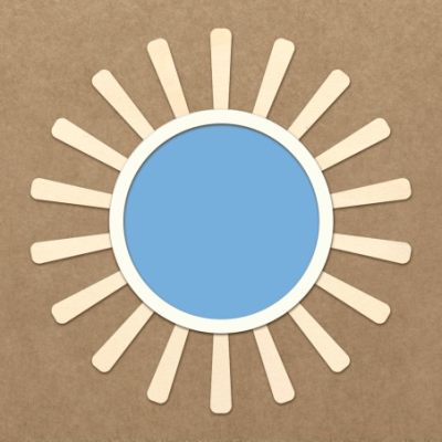 Espelho redondo azul com moldura branca e ripas de madeira estilo sol