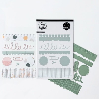 Moldes de corte em metal verde e branco com padrões decorativos.