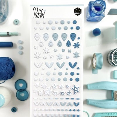 Conjunto de autocolantes Puffy em azul e branco com materiais de artesanato azuis à volta