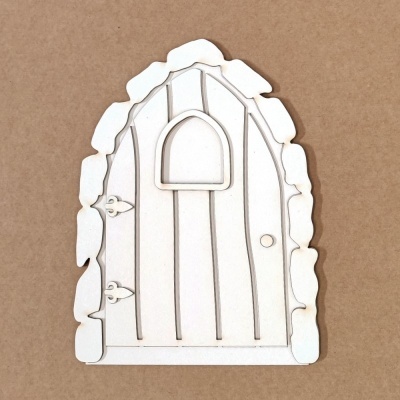 Porta decorativa branca em madeira com formato arredondado e detalhes em pedra