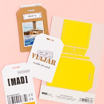 Etiquetas para bagagem em papel com textos e códigos de barra em fundo rosa.