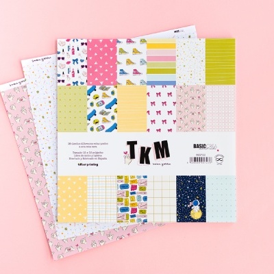 Folhas decorativas TK'M com diversos padrões coloridos num fundo rosa claro