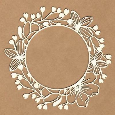 Moldura circular creme com padrão floral e borboletas sobre fundo castanho claro