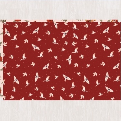 Tapete vermelho com padrão de pássaros brancos e rosas sobre chão claro de madeira