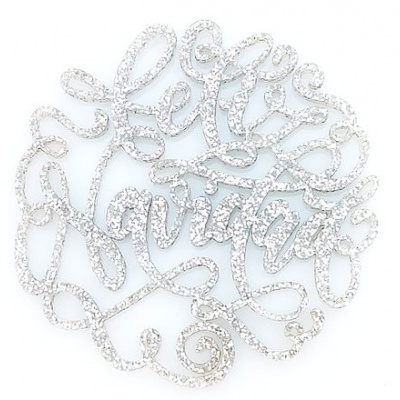 Broche prateado em forma de palavra LOVE em letras cursivas