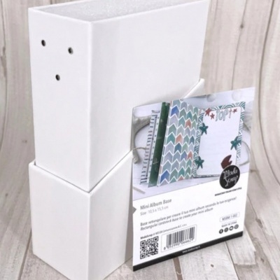 Base para mini álbum branca em duas partes empilhadas com embalagem ilustrando mini álbum personalizado