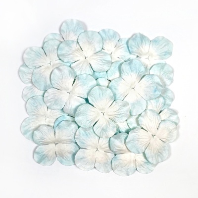 Pétalas artificiais azuis claras com venas, em fundo branco