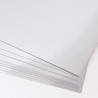 Folhas de papel prateado metalizado empilhadas