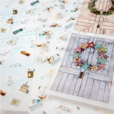 Papel com estampados de casas, renas, estrelas e coroa de espigas colorida