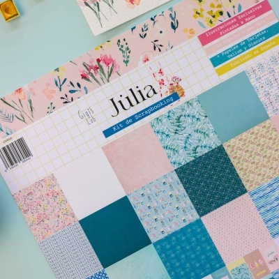 Kit de scrapbook Júlia com folhas decorativas várias cores e padrões florais
