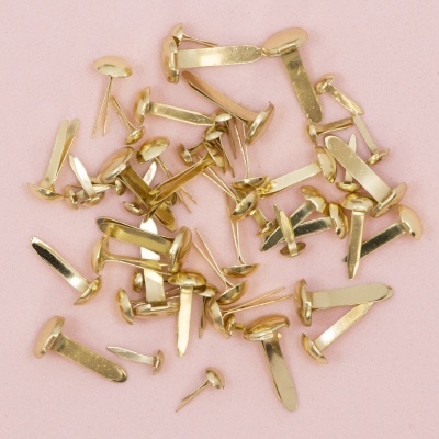 Rebites metálicos dourados sobre fundo rosa