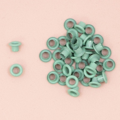 ilhóses verdes de metal sobre superfície rosa