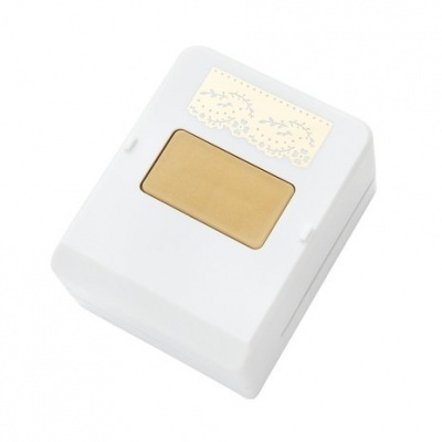 Carimbo branco e amarelo com padrão decorativo floral e texto