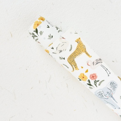 Faixa de tecido com estampa de animais e flores coloridas