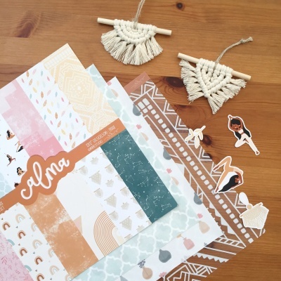 Papel decorativo e acessórios de macramé com autocolantes em superfície de madeira