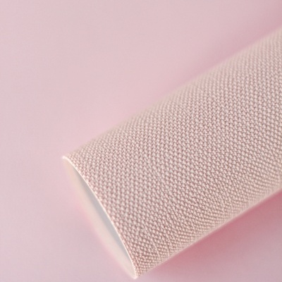 Objeto cilíndrico com tecido texturizado rosa claro