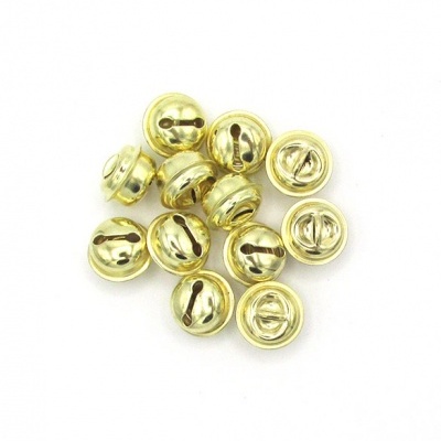 Pequenos sinos dourados em metal agrupados