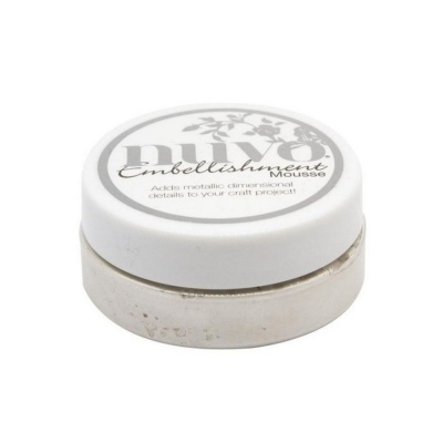 Pote pequeno de mousse metálica com tampa branca e rótulo para decoração de trabalhos manuais