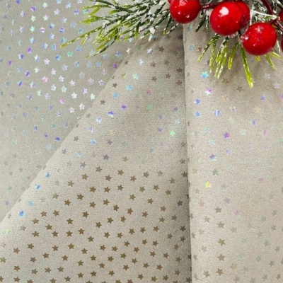 Tecido bege com estrelas holográficas prateadas e frutas vermelhas decorativas