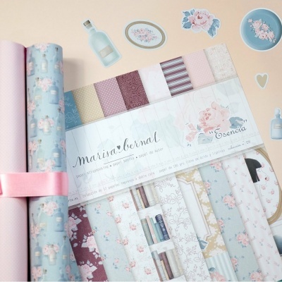 Papéis decorativos florais em tons pastel com faixa branca marcada e autocolantes decorativos