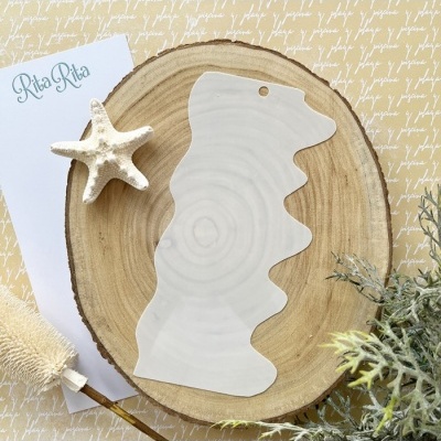 Base decorativa de madeira com anel branco, estrela do mar e cartão RitaRita em fundo bege com texto branco