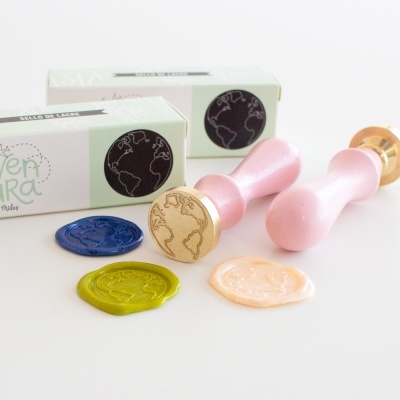 Selo de lacre rosa com base dourada e lacres coloridos