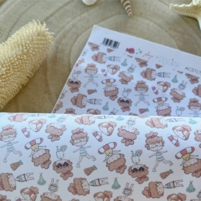 tecido com padrão de desenhos de personagens cacheados em fundo branco