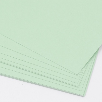 Folhas de papel verde claro empilhadas