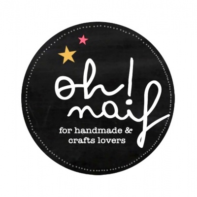 Logótipo circular preto com texto branco e duas estrelas coloridas