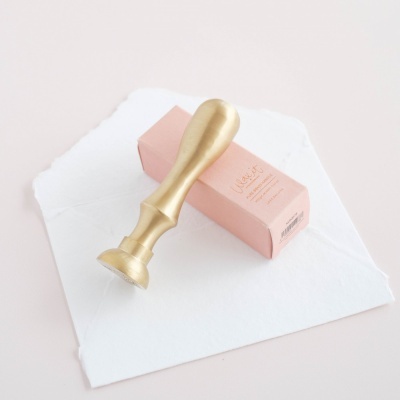 Selo dourado com caixa cor-de-rosa em fundo branco