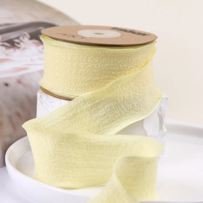 Rolo de fita de tecido amarelo claro com textura felpuda desenrolado