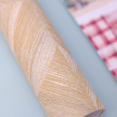 Rolo de papel de parede bege claro com padrão de linhas