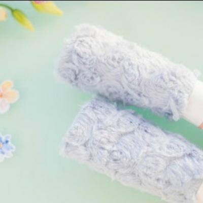 Rolos de fita decorativa azul claro com flores no fundo