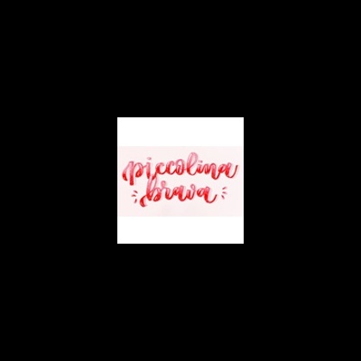 Texto manuscrito vermelho 'piccolina brava' em fundo branco