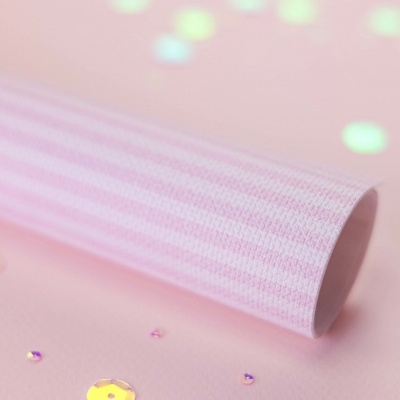 Rolo de papel decorativo rosa texturado com riscas finas