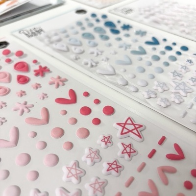 Folhas de autocolantes decorativos coloridos com padrões variados