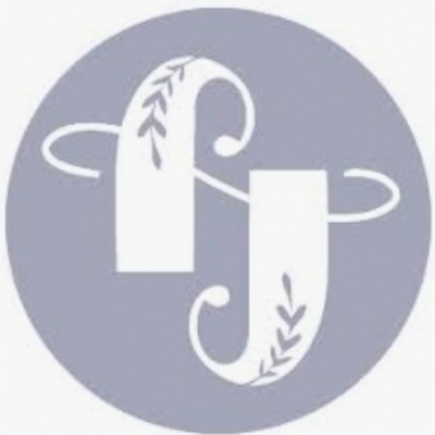 Logótipo circular cinzento azulado com letras J estilizadas em branco