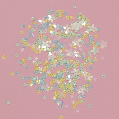 Confetes coloridos em forma de flores e estrelas sobre fundo rosa