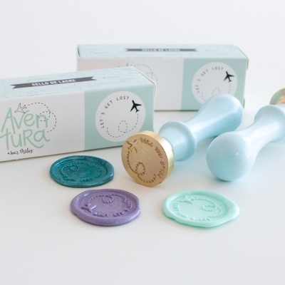 Selos de cera azul claro com selos coloridos e caixas embalagens