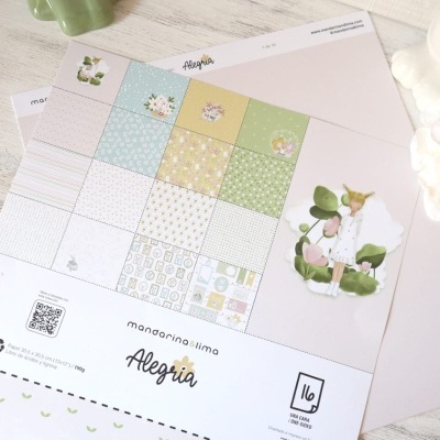 papel para scrapbook com padrões infantis coloridos e texto Alegria