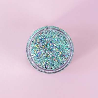 Frasco redondo com glitter azul holográfico visto de cima