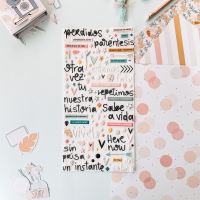 Folha de autocolantes com frases em espanhol e papéis decorativos em tons pastel
