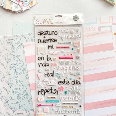 Pacote de carimbos transparentes com frases em espanhol e elementos decorativos em torno de materiais de scrapbooking