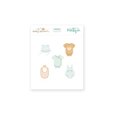 Ilustrações de roupa de bebé em azul claro e cor-de-rosa claro sobre fundo branco com texto e logótipos na parte superior.