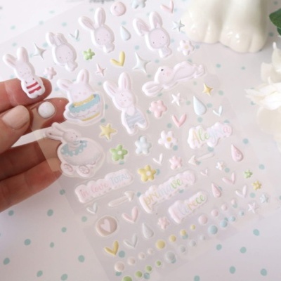 Folha de autocolantes transparentes com coelhos e elementos decorativos coloridos